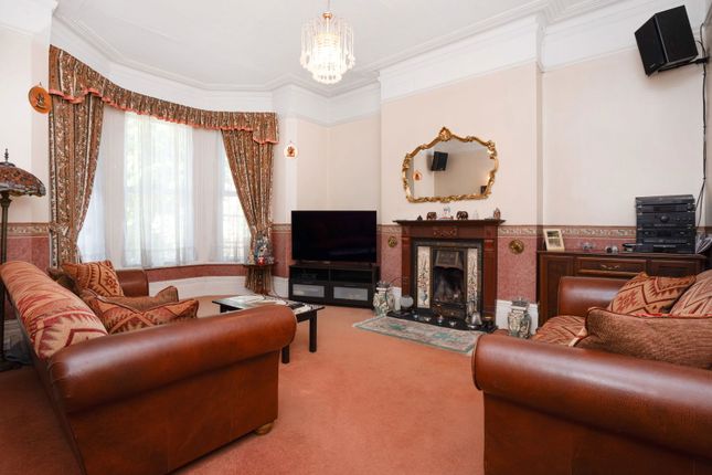 23, Blenheim Gardens, London photo 2