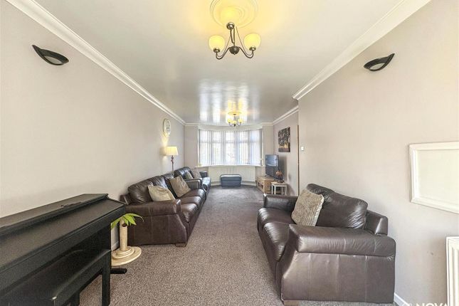 22, Brackendale Grove, Luton photo 3