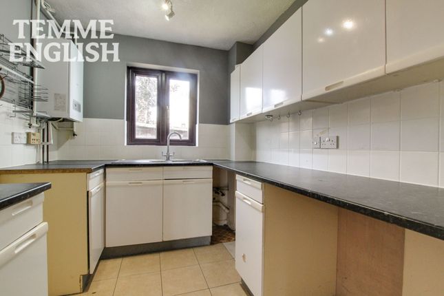 33 Heathercroft Road, Wickford photo 5