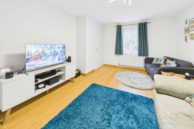 18 Hart Close, Cheltenham photo 2