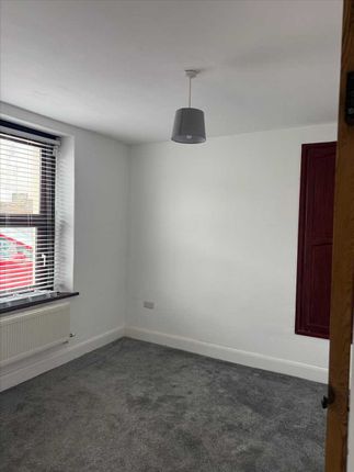 84, Heol Y Banc, BANCFFOSFELEN, Llanelli photo 5
