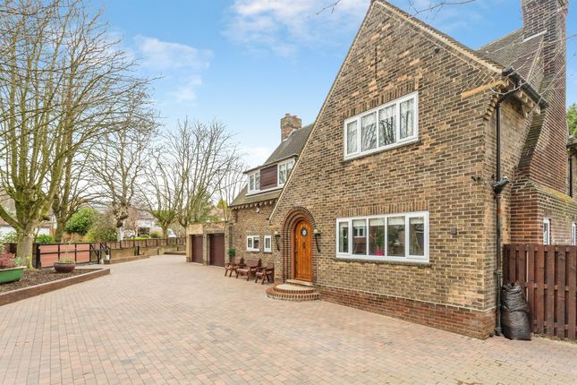 4, Broomhall Avenue, WAKEFIELD photo 3