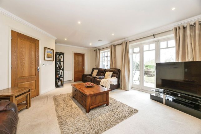 4, Walnut Tree Place, Woking photo 3