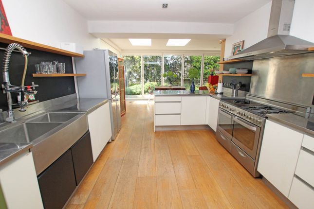 16, Holywell Close, Eastbourne photo 4