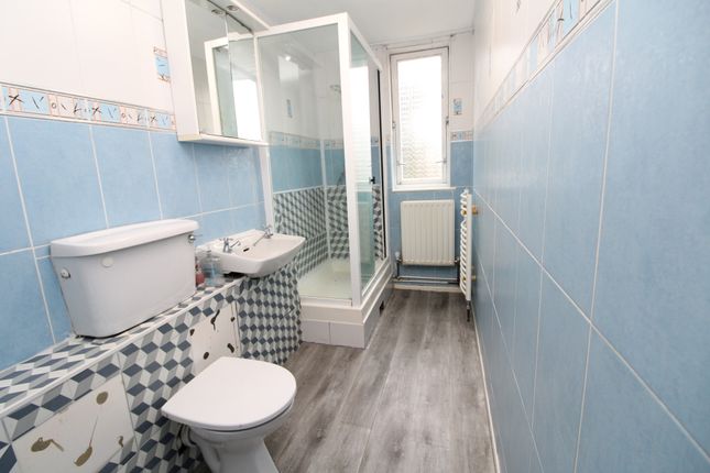 Flat to rent in College Park Close, London