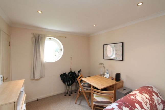 124 Walsingham Close, Hatfield photo 2