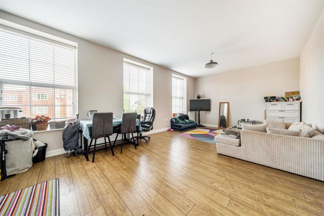 Flat 3 Tulip Court, 131a Manor Drive North, Malden Manor photo 2