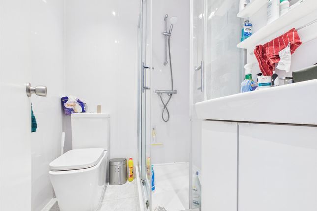 flat B, 232, Bethnal Green Road, London photo 4