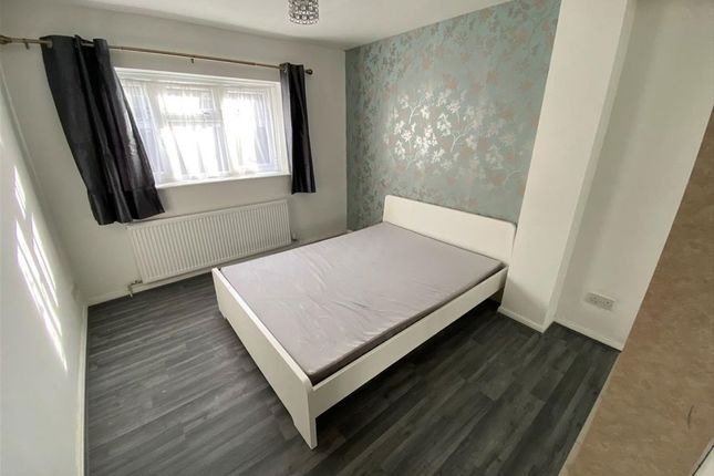 5, Reverend Close, South Harrow photo 4