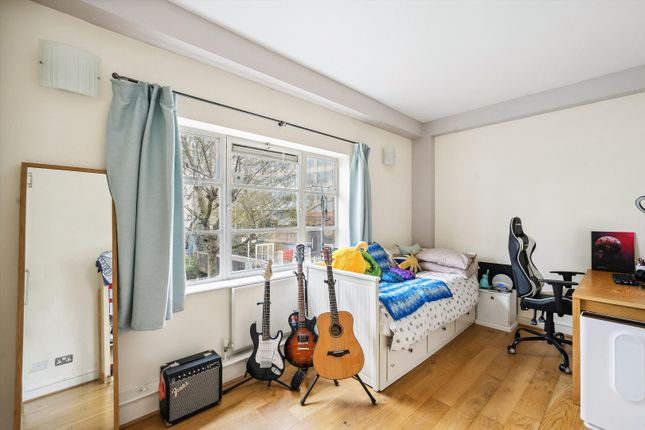Flat for sale in Quayside House, Westferry Road, London
