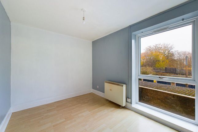 105, Frizley Gardens, Bradford photo 4