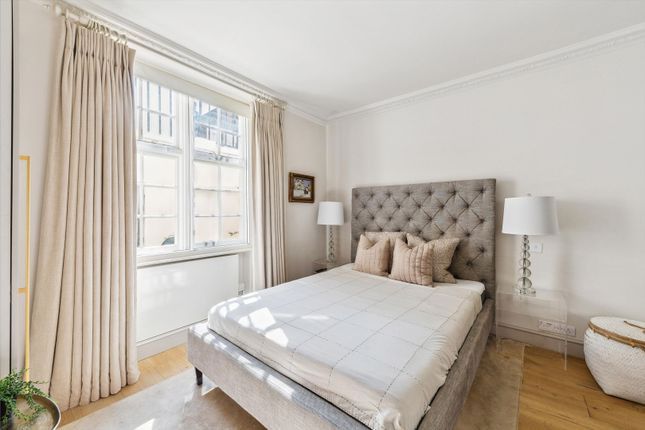 Flat to rent in Eaton Gate, London