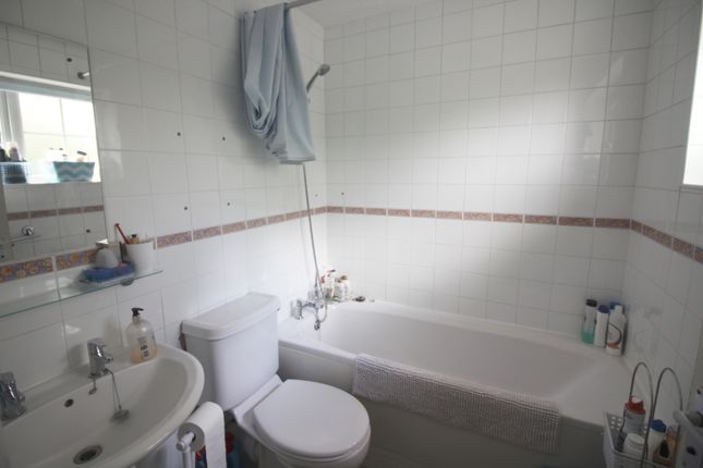 13 Blackstone Close, Farnborough photo 4