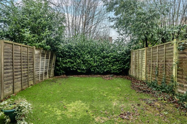 1, Reris Grange Close, Godalming photo 4