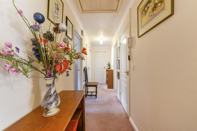 Flat for sale in Carters Meadow, Charlton, Andover
