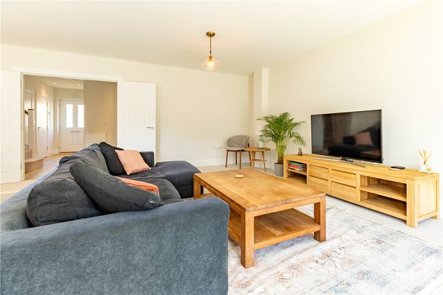 2, Olivers Close, Witney photo 4