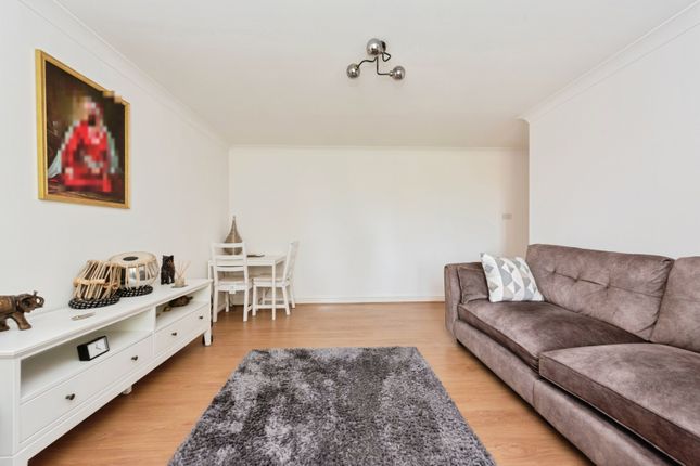 Flat 8 St. Philips Gate, 210, Cheam Common Road, Surrey photo 4