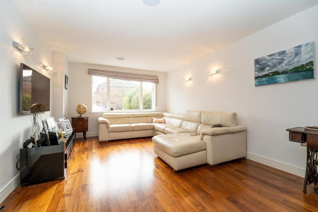 39, Oakwood Avenue, Borehamwood photo 3