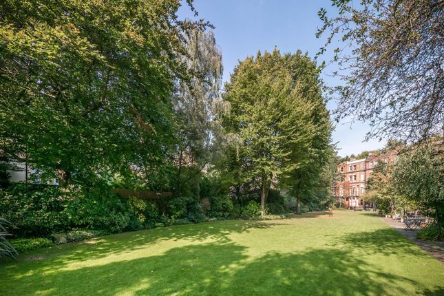Flat to rent in Cresswell Gardens, London