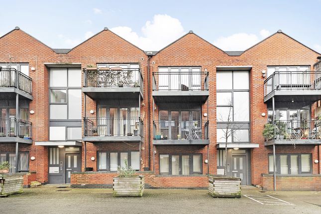 21, Leverton Close, Wood Green photo 3