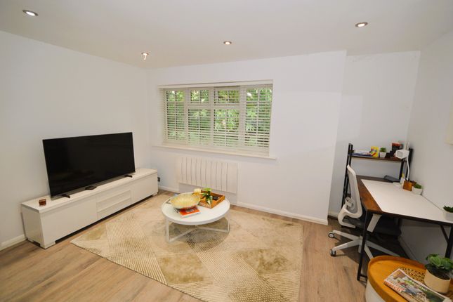 19 Fairway Heights, Camberley photo 4