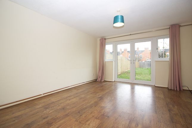 16, Peel Road, Wolverton photo 3