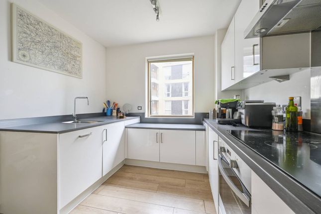 2-bed flat on Eddington Court, Canning Town, £525,000