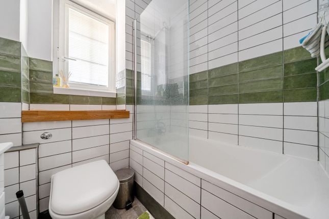 Flat 20, Crayford House,, Tabard Garden Estate, London photo 3