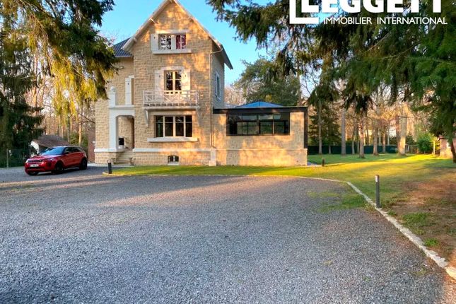 Villa for sale in Lamorlaye, Oise, Hauts-De-France