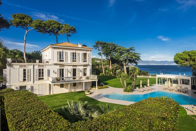 Villa for sale in Antibes, Alpes-Maritimes, Provence-Alpes-Côte d`Azur, France