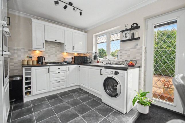 1B, Lawns Lane, Wakefield photo 4