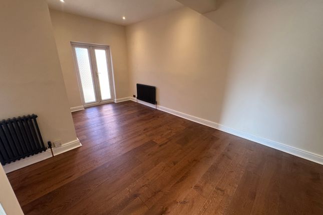 Flat 2, 4, Elm Park, Stanmore photo 3