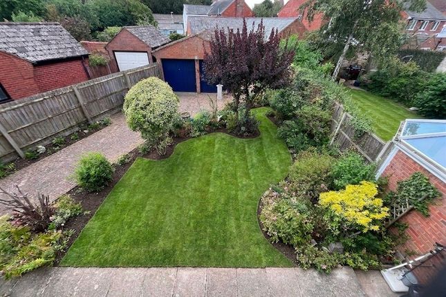 6 Waterhouse Close, Newport Pagnell photo 2