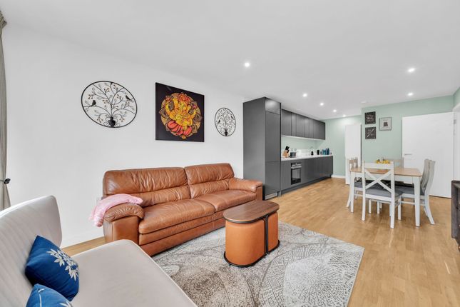 Flat 207, 14 Hawthorne Crescent, London photo 3