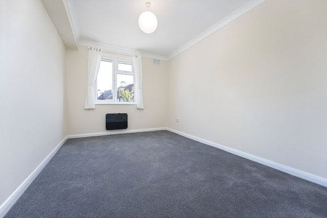 Flat 12, Woodfield Court, 88, Benhill Wood Road, Sutton photo 4