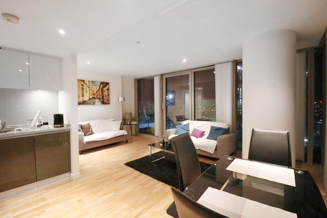 Thumbnail Flat to rent in The Landmark East Tower, 24 Marsh Wall, Canary Wharf, London