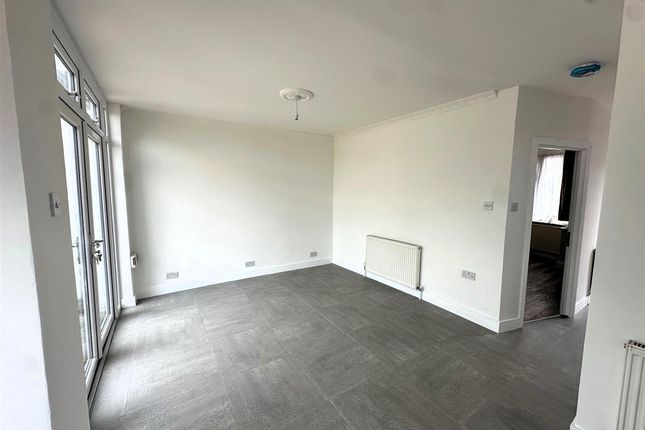 1, Myrtle Avenue, Bedfont photo 4