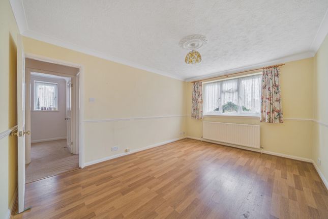 1 Sampson Court,, Linden Way, Shepperton photo 3