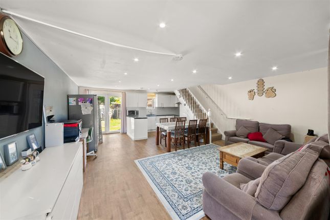 2C, Rayners Crescent, Northolt photo 2