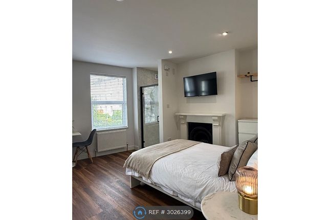Studio flat on Flat, St Pauls Road, Cheltenham, £850/mo