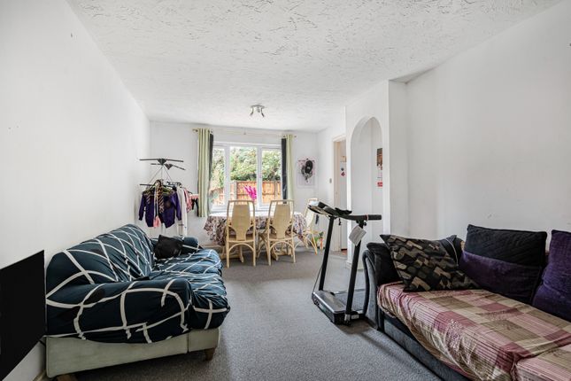 12, Escott Place, Chertsey photo 2