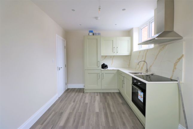 Flat to rent in New North Road, Ilford, Essex
