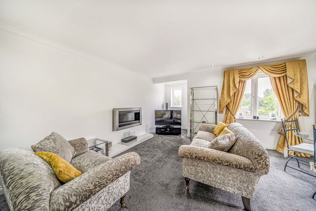 Flat 18, Royal Court,, Hume Way, Middlesex photo 3