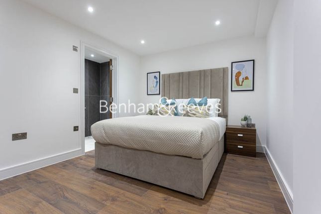 Flat to rent in Hillcrest Road, Acton