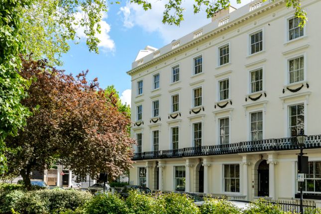 Flat for sale in Porchester Square, Bayswater