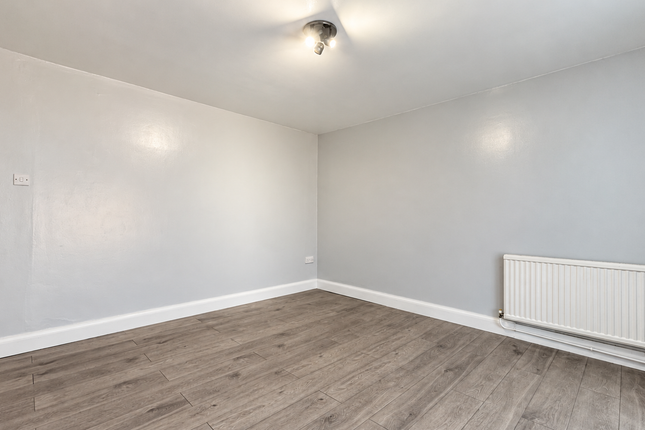 108 Sparrow Farm Drive, Feltham photo 3