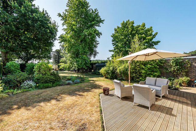 6, Sheephouse Green, Wotton photo 4