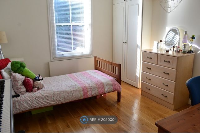 Terraced house to rent in Shaftesbury Road, Richmond