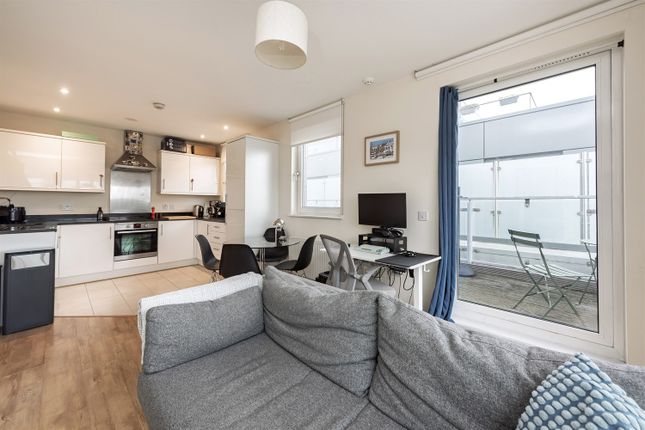 Flat 71, 71 Gooch House, 63-75 Glenthorne Road, London photo 2