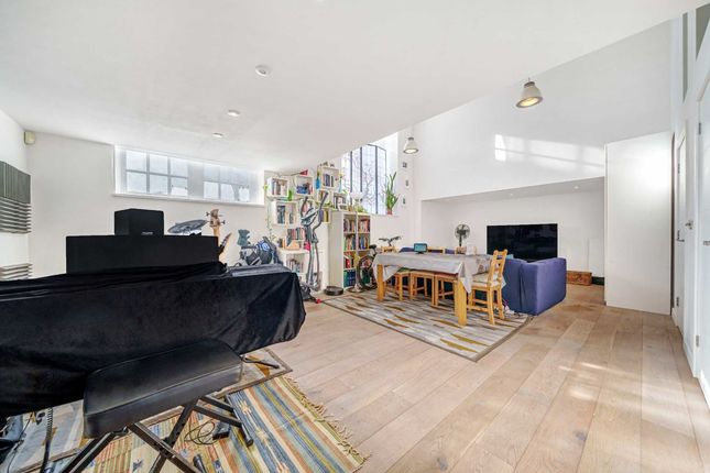 Thumbnail Flat for sale in Craven Gardens, London